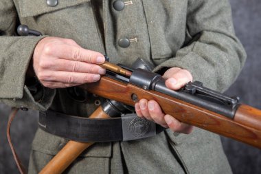 Tüfeği ve cephanesi olan Alman askeri.