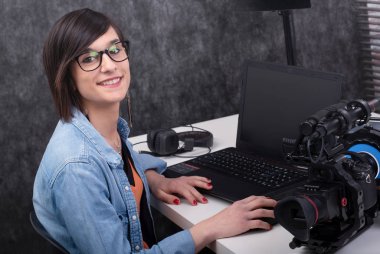 genç kadın video editörü Studio çalışma