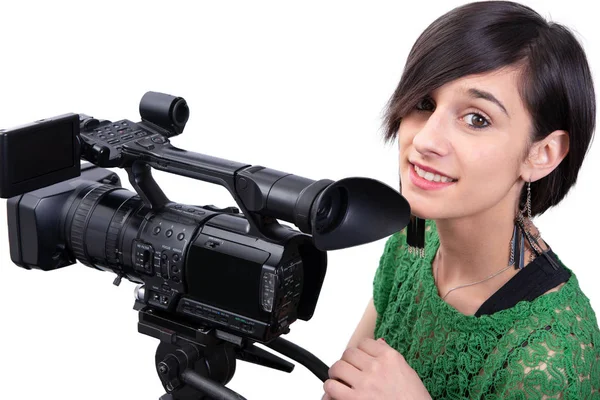 Jeune femme avec caméra vidéo professionnelle, sur blanc — Photo