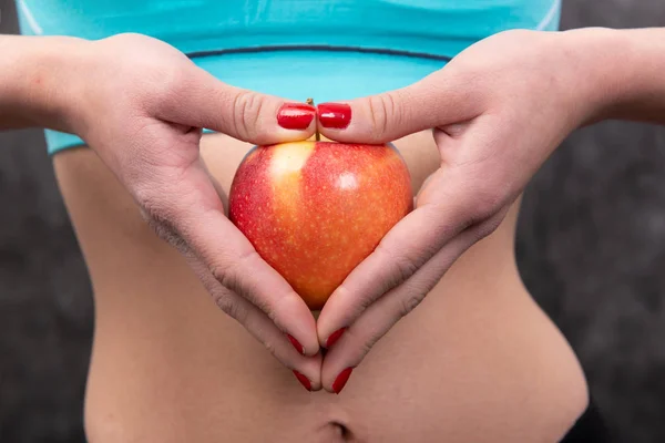 Fecha. magro figura cintura barriga jovem mulher segurando um jui — Fotografia de Stock