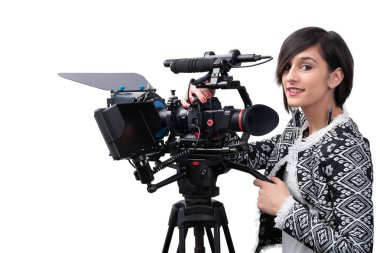 Profesyonel video kameralı genç bir kadın, DSR, beyaz.