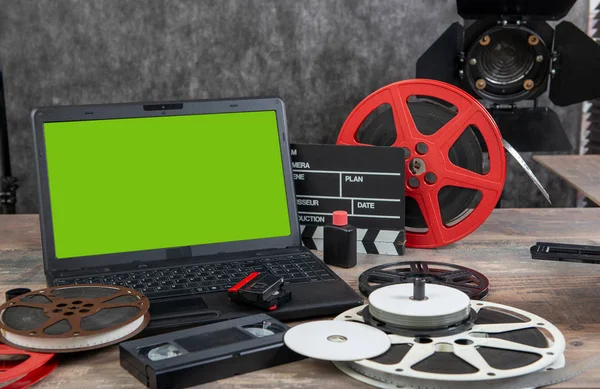 Digitalizzazione vecchio film da 16 mm con computer portatile e schermo verde — Foto Stock