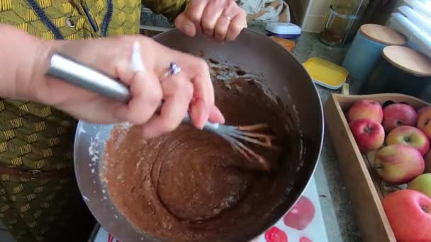 Γυναίκα Που Φτιάχνει Μους Σοκολάτας — Αρχείο Βίντεο