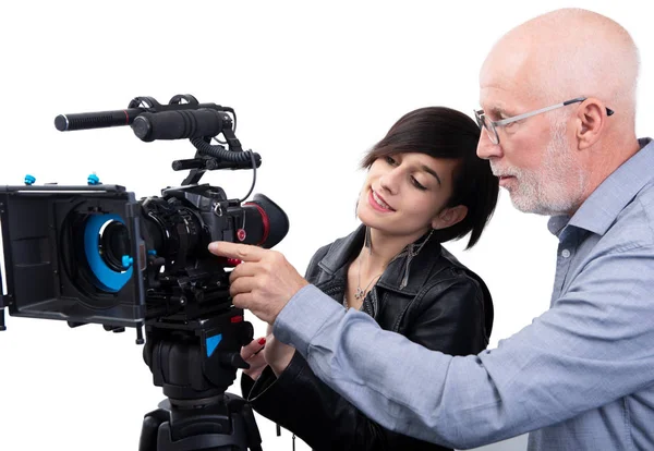 Cameraman e una giovane donna con una macchina fotografica DSLR su bianco — Foto Stock