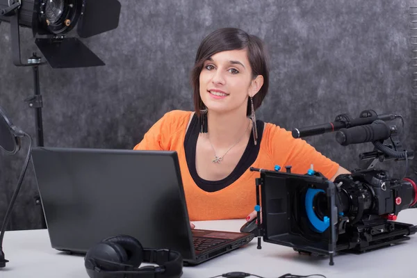 Nuori nainen video editori työskentelee studiossa — kuvapankkivalokuva