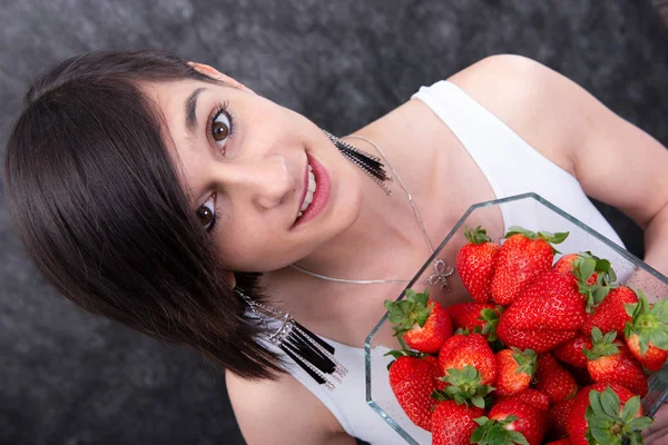 Bella giovane donna bruna con una ciotola di fragola — Foto Stock