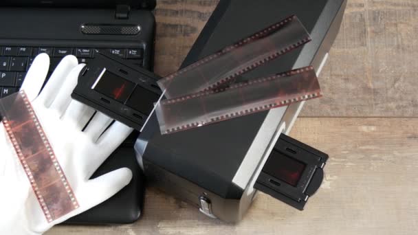 Digitaliseren Oude 35Mm Film Negatief Met Laptop — Stockvideo