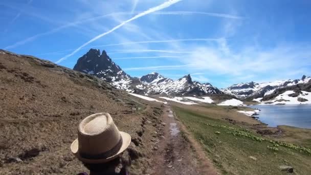 Caminhante Mulher Andando Nas Montanhas Dos Pirinéus Franceses Pic Midi — Vídeo de Stock