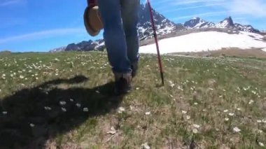 fransız Pirene dağlarında yürüyen yürüyüşçü kadın, arka planda Pic du midi d Ossau