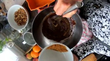 Çikolatalı kek pişirmek için malzemeleri çırpıcı ile karıştıran kadın.