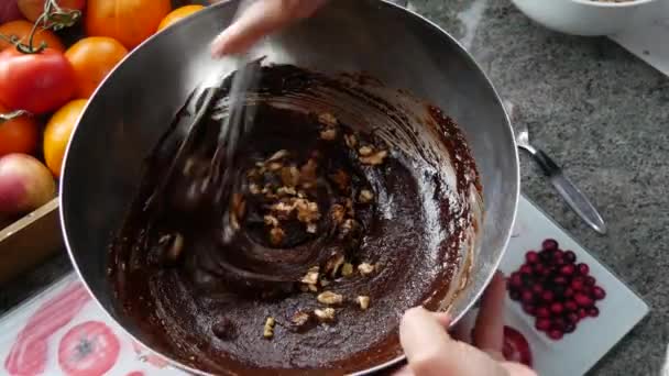 妇女用威士忌搅拌配料烹调巧克力蛋糕 — 图库视频影像