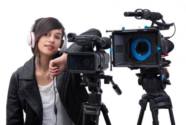 Profesyonel video kameralı genç bir kadın, DSR, beyaz.