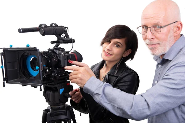 Cinegrafista e uma jovem mulher com uma câmera de filme DSLR em branco — Fotografia de Stock