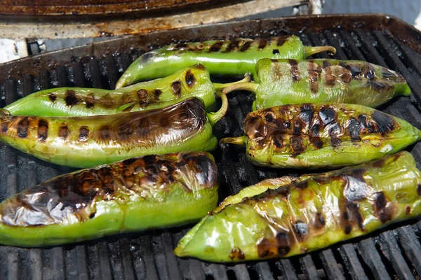 Poivrons verts grillades sur le barbecue . — Photo