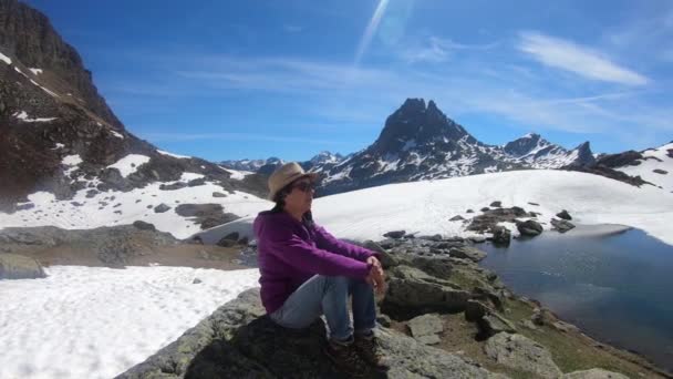 Mulher Caminhante Descansando Olhando Pic Midi Ossau Nas Montanhas Dos — Vídeo de Stock