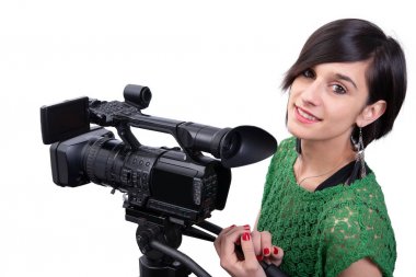 Profesyonel video kameralı genç bir kadın, beyaz.
