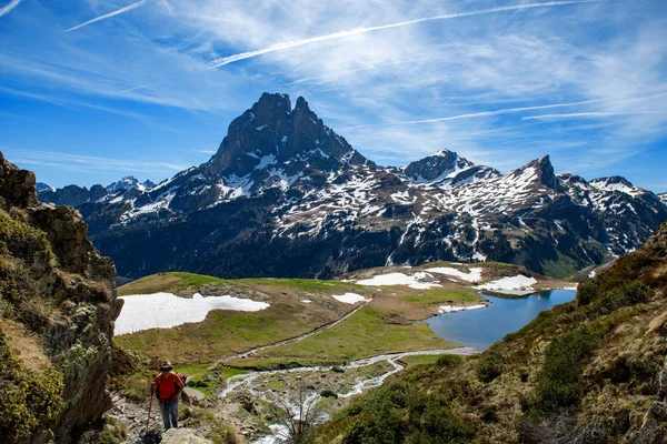 Wanderin beim Wandern in den französischen Pyrenäen, pic du mid — Stockfoto