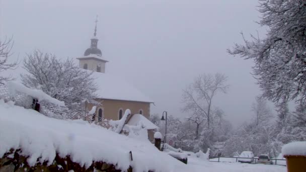雪のシーンの小さな教会 — ストック動画