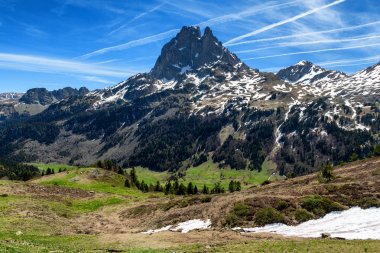 ilkbaharda Pic du Midi Ossau görünümü, Fransız Pireneler