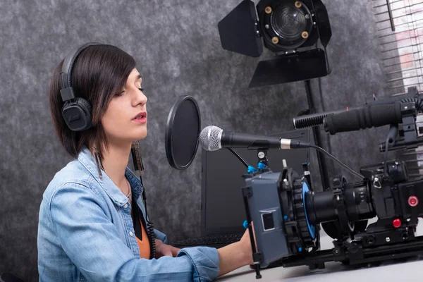 Mladá žena video editor pracující ve studiu — Stock fotografie