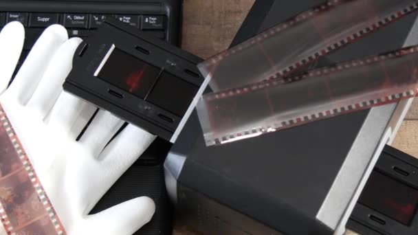 Digitaliseren Oude 35Mm Film Negatief Met Laptop — Stockvideo