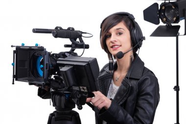 Profesyonel video kameralı genç bir kadın, DSR, beyaz.