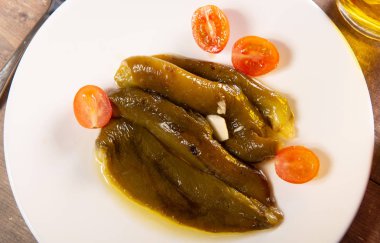 zeytinyağında marine yeşil biber ile plaka