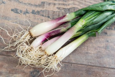 Ahşap rustik masada taze pırasa taze ürünler, üst görünüm