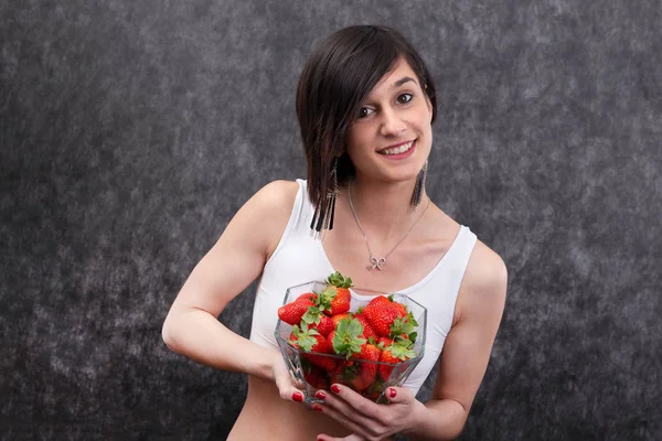 Bastante joven morena mujer comer fresa —  Fotos de Stock