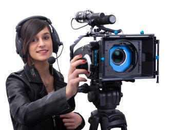 Profesyonel video kameralı genç bir kadın, DSR, beyaz.