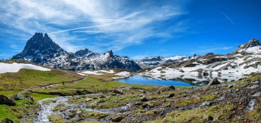 ilkbaharda Pic du Midi Ossau görünümü, Fransız Pireneler
