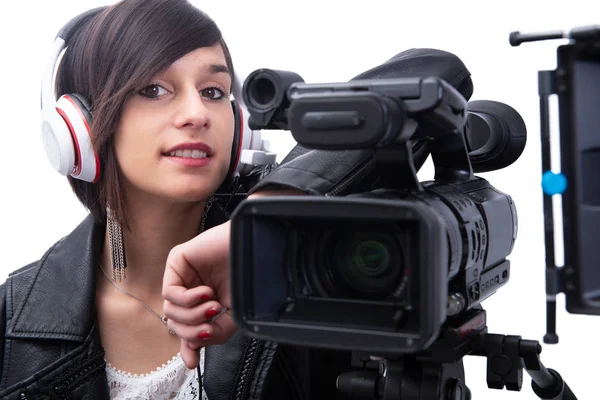 Молодая женщина с профессиональной видеокамерой, на белом — стоковое фото