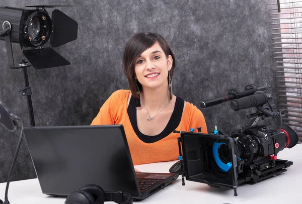 Genç kadın video editörü Studio çalışma — Stok fotoğraf