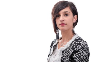 beyaz arka plan üzerinde genç brunettte portresi