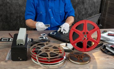el fotoğrafçı tasarruf için film slayt 35mm sayısallaştırmak