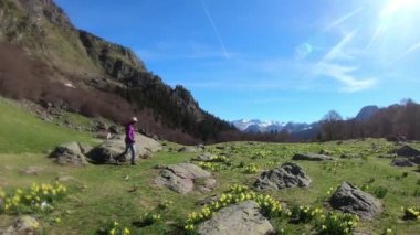 Fransız Pireneler yolda kadın yürüyüşçü