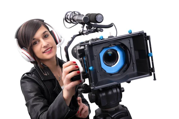 Jeune femme avec caméra vidéo professionnelle, dslr, sur blanc — Photo