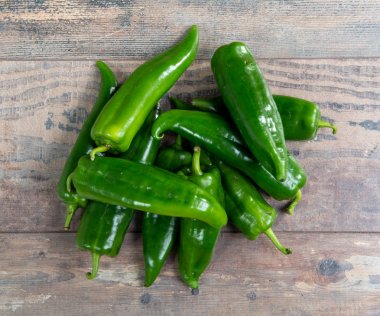 ahşap arka plan üzerinde yeşil biber