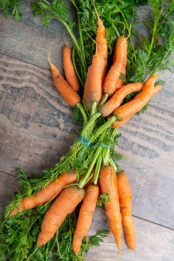 Ahşap arka plan üzerinde taze ve tatlı havuç