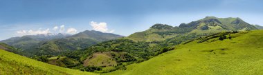 yaz aylarında dağ manzara panoramik. Pyrenees