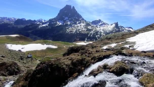 Vista Pic Midi Ossau Nos Pirinéus Franceses Com Uma Cachoeira — Vídeo de Stock