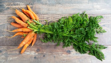 Ahşap arka plan üzerinde taze ve tatlı havuç