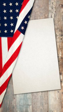 Amerikan bayrağı ile yaşlı, rustik ahşap arka plan üzerinde yatan 