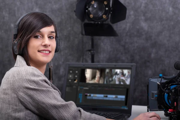Editor video wanita muda yang bekerja di studio — Stok Foto
