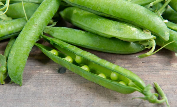 Fresh peas on the wooden background — Stock Photo, Image