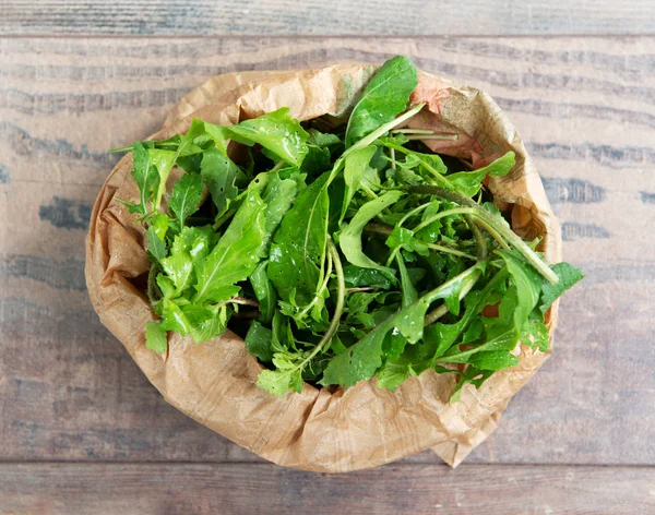 Verse rucola salade in het papier Bage — Stockfoto