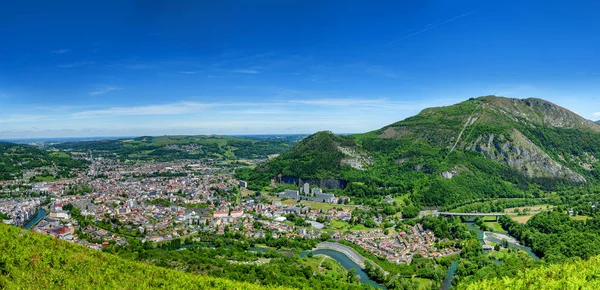 Panorama de la ciudad de Lourdes, famoso por su peregrinación — Foto de Stock