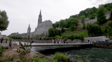 Lourdes, Fransa- 20 Mayıs 2019 Fransa'daki Lourdes bazilikası görünümü
