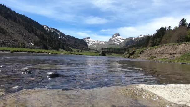 Landskap Med Berg Och Liten Flodbäck Blå Himmel Franska Pyrenéerna — Stockvideo