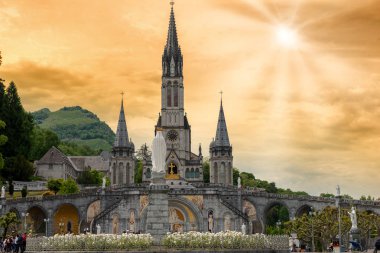 Lourdes Fransa Bazilikası görünümünü